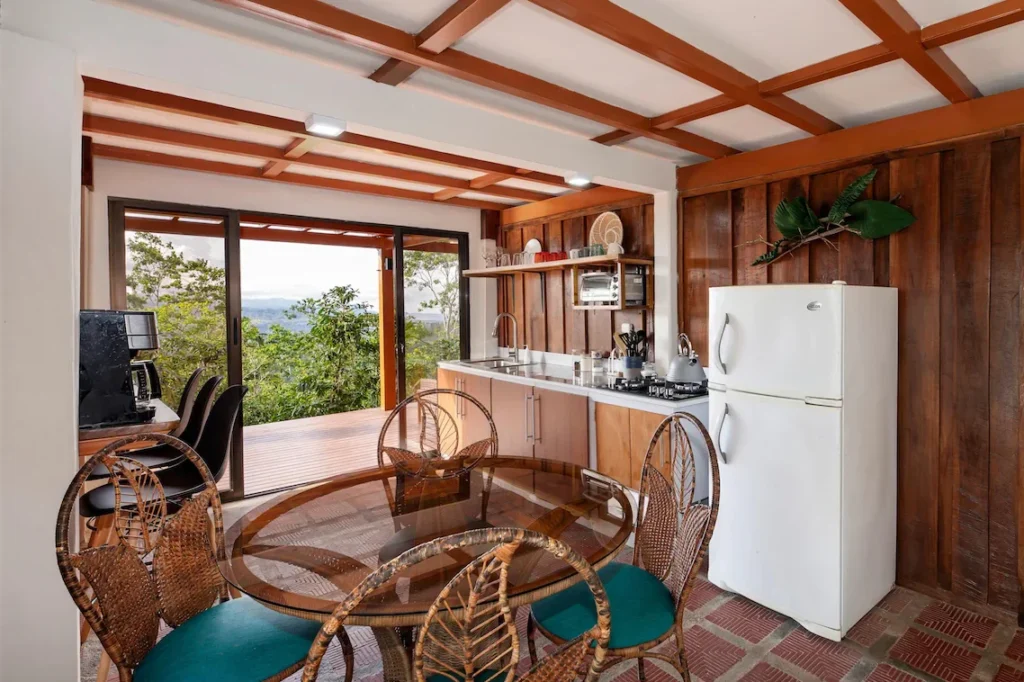 Cabaña en la montaña con vista a la naturaleza en Turrialba, Costa Rica.
