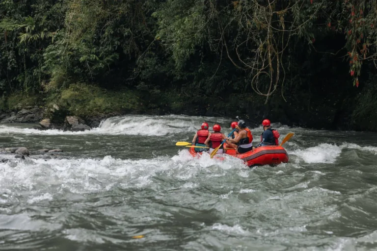 Rafting en río cerca de Iriká Lodge, Turrialba, Costa Rica.