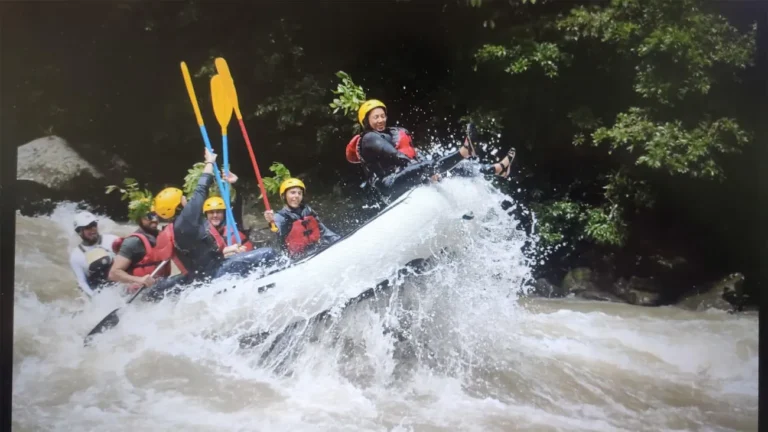 Personas haciendo rafting en río cerca de Turrialba, Costa Rica, rodeadas de naturaleza.