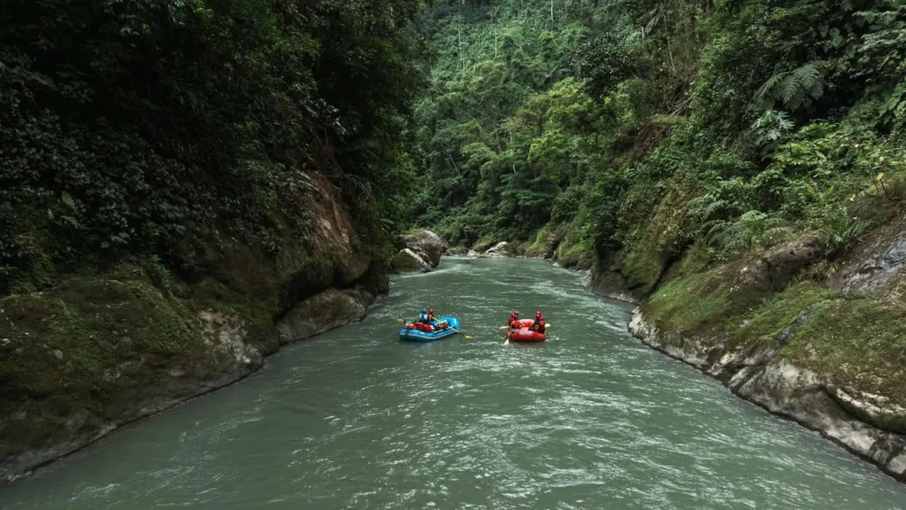 Rafting en río rodeado de selva en Costa Rica, cerca de Iriká Lodge.