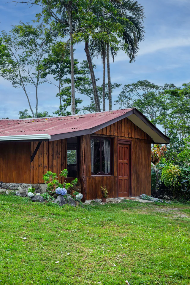 Cabaña en finca de café orgánico en Turrialba, Costa Rica, rodeada de naturaleza.