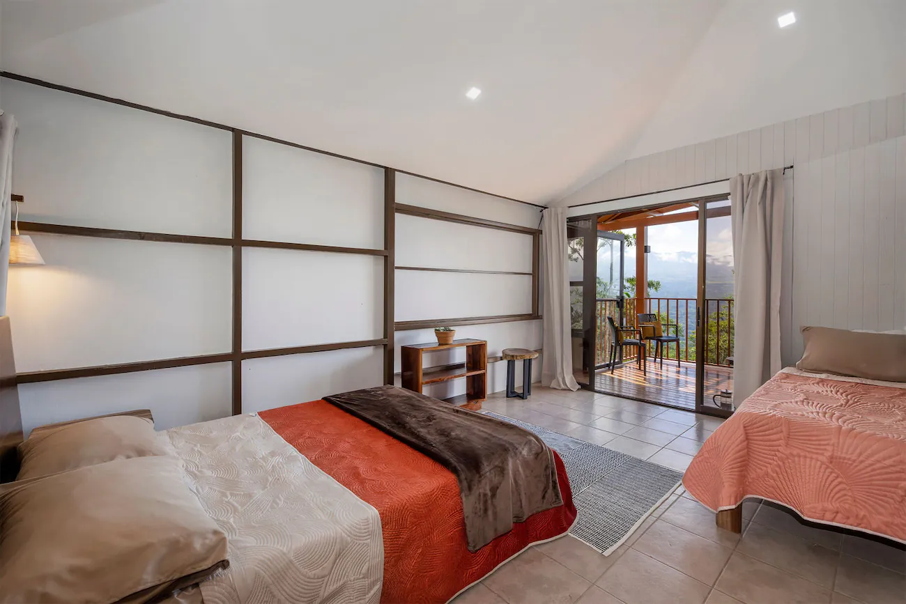 Habitación en lodge sostenible en Turrialba con vistas a la montaña, Costa Rica.