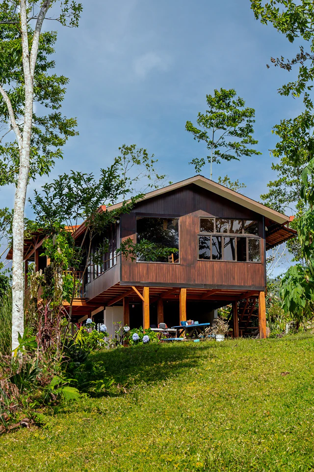 Eco-lodge en Turrialba, Costa Rica, rodeado de naturaleza y finca de café orgánico.