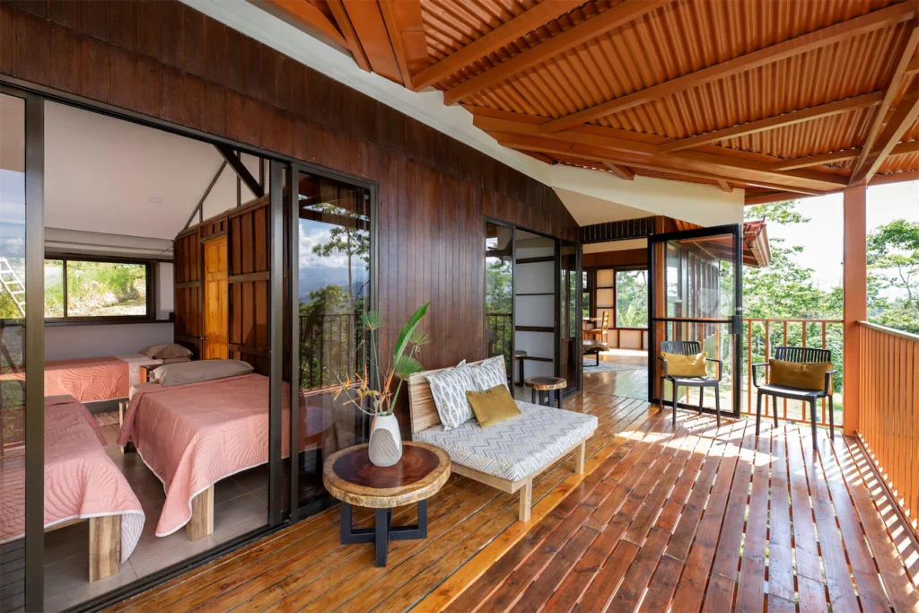 Alojamiento sostenible en Turrialba, Costa Rica con vistas a la naturaleza.