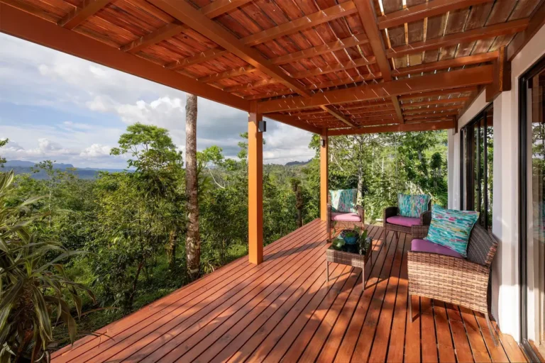 Terraza en lodge sostenible en Turrialba, Costa Rica, rodeada de naturaleza.