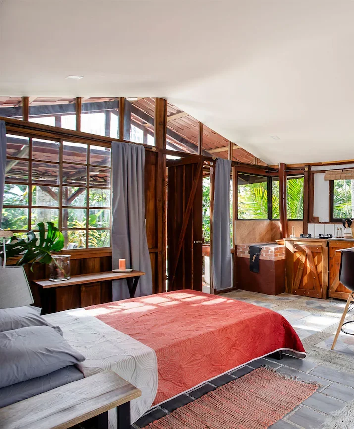 Habitación en Iriká Lodge, Turrialba, rodeada de naturaleza y sostenibilidad.