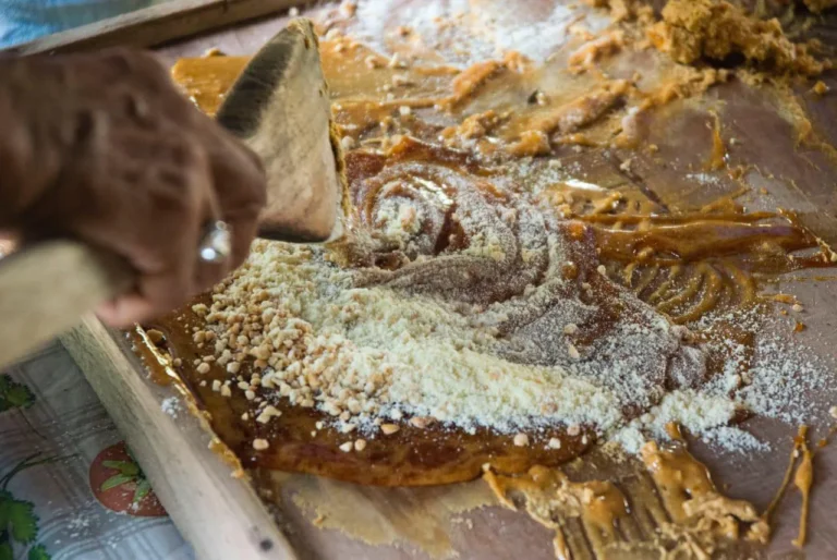 Preparación de dulces tradicionales en Mollejones, Costa Rica.