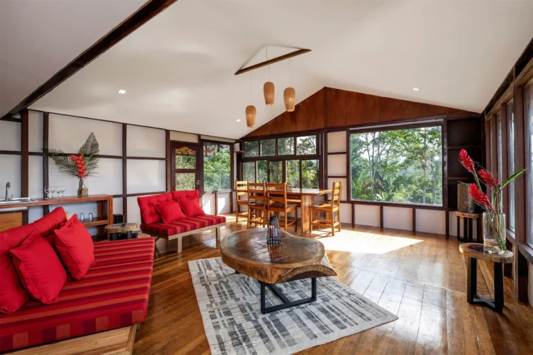 Eco-lodge en Turrialba con diseño sostenible, rodeado de naturaleza.