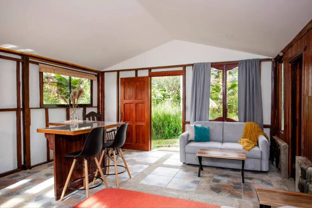 Interior de casa curcuma en irika lodge Turrialba, Costa Rica, con muebles modernos.