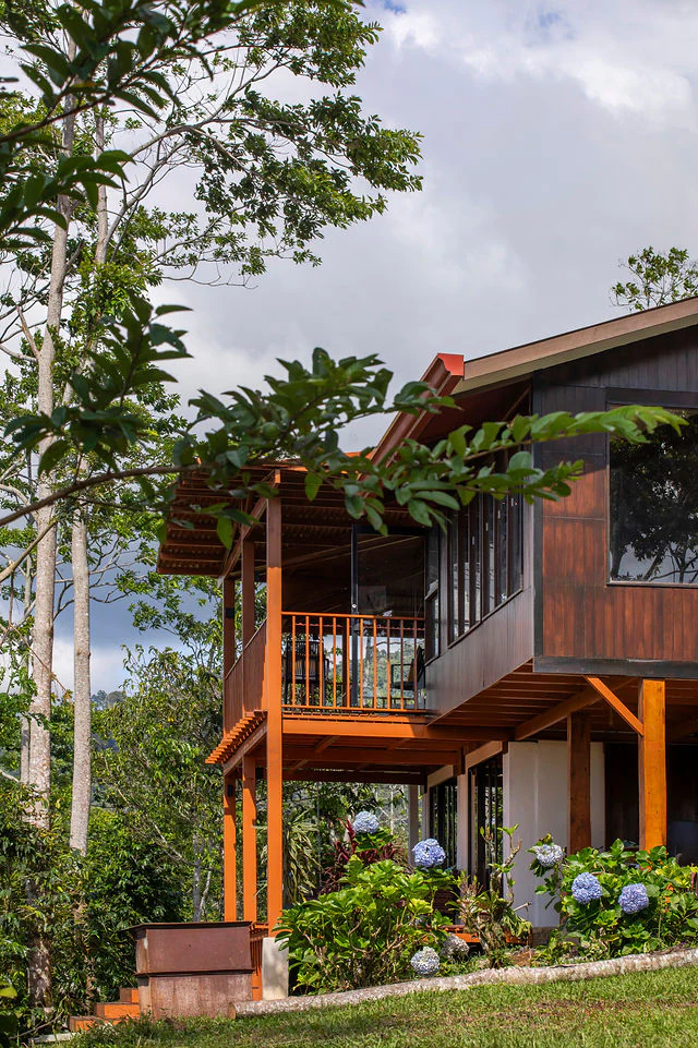 Vista exterior de la cabina Iriká rodeada de naturaleza en Turrialba, Costa Rica.