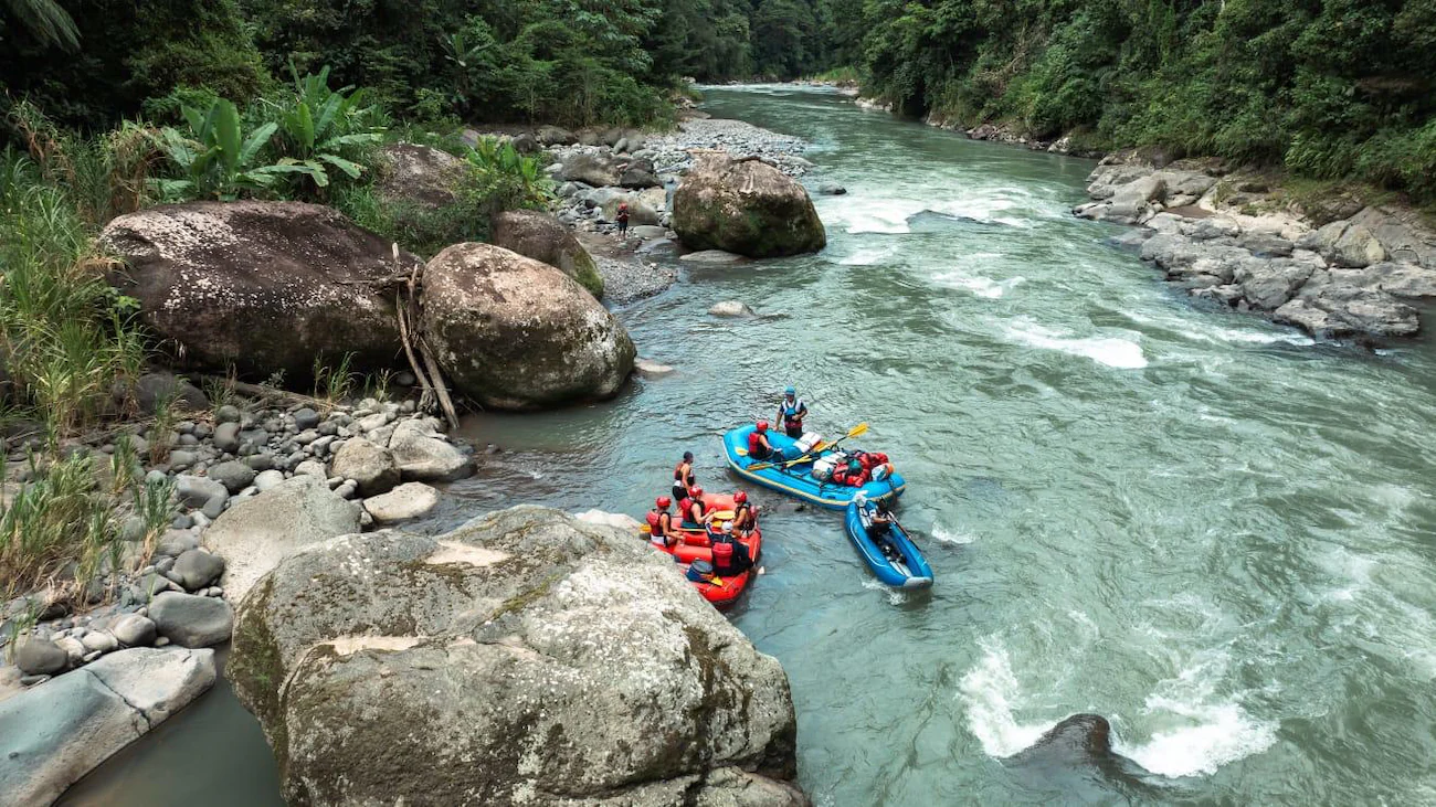 Rafting en el río Pacuare cerca de un eco-lodge en Turrialba, Costa Rica.