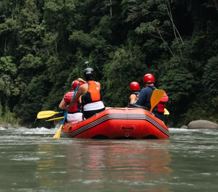 Rafting en el río Pejibaye cerca de Iriká Lodge, Turrialba, Costa Rica