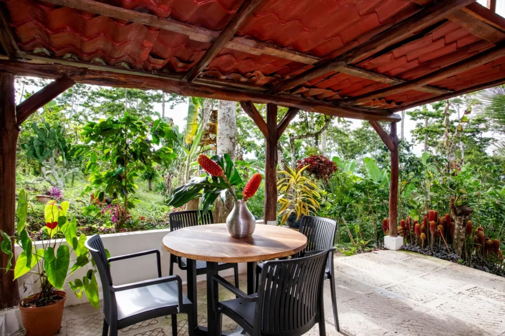 Terraza en Iriká Lodge, Turrialba, Costa Rica con vista a la naturaleza.