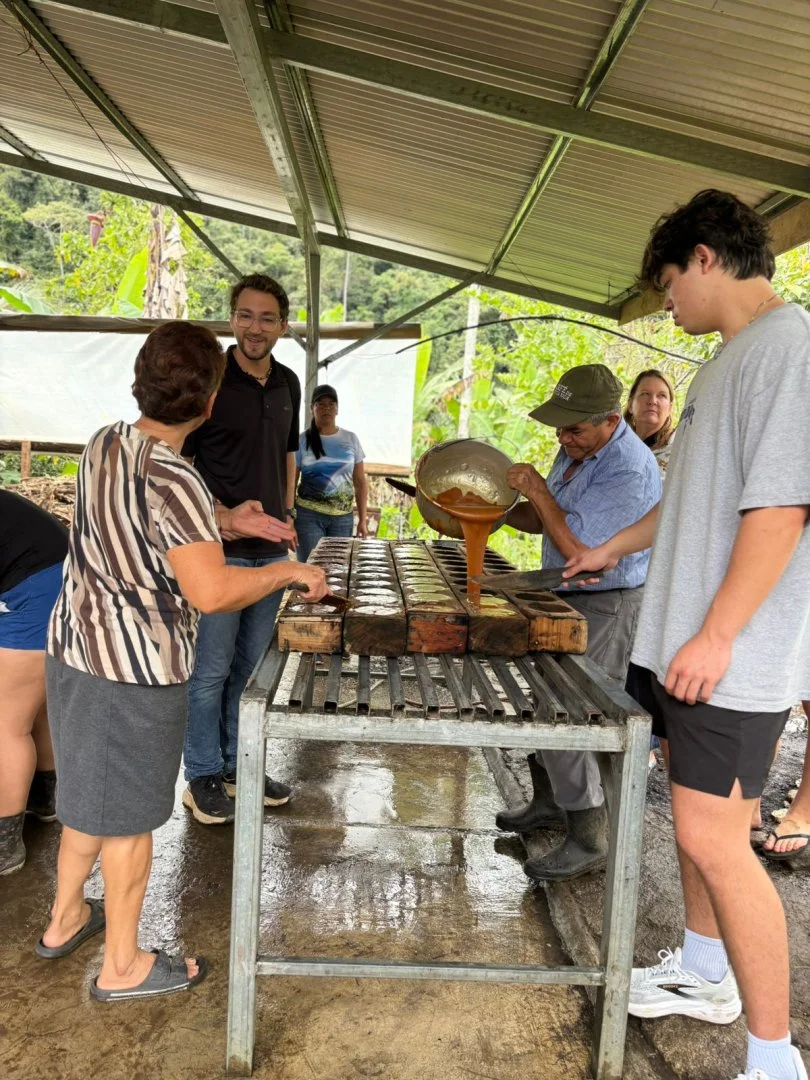 Visitantes en Iriká Lodge participando en la elaboración de productos en Turrialba, Costa Rica.