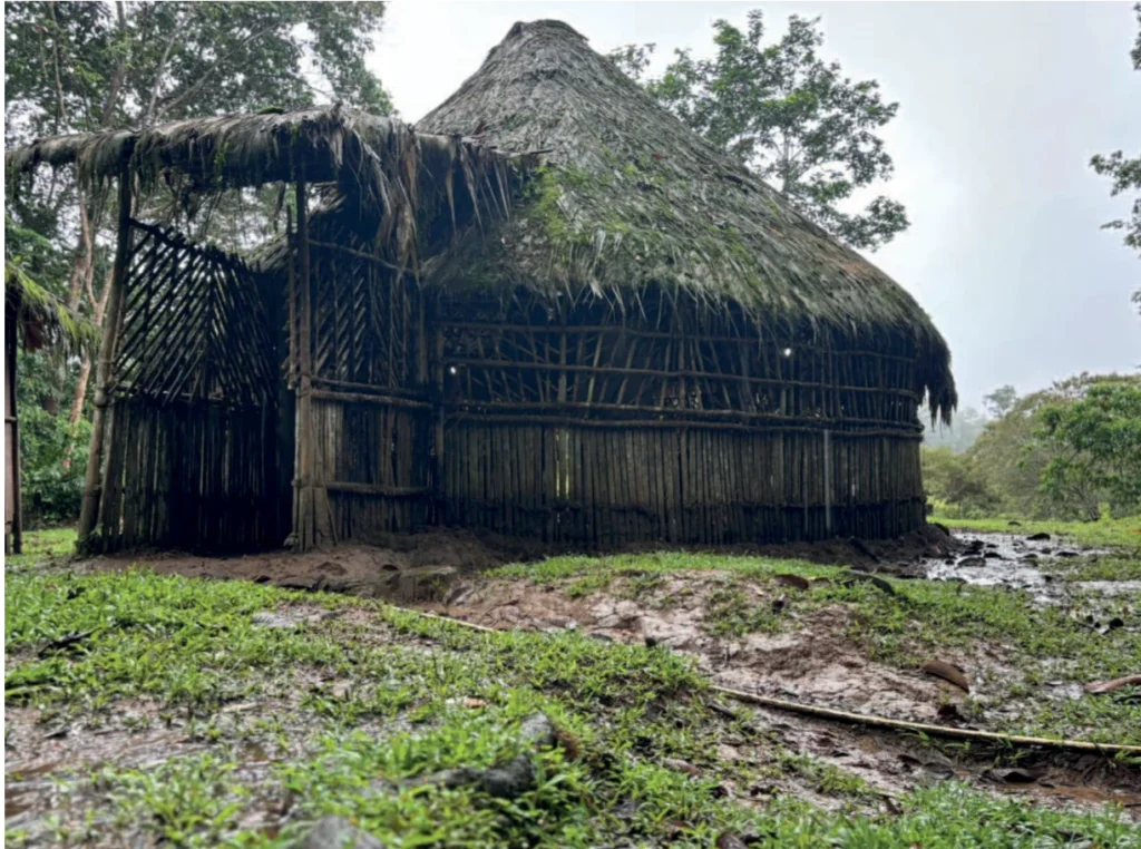 Cabaña rústica en Turrialba, Costa Rica, rodeada de naturaleza.