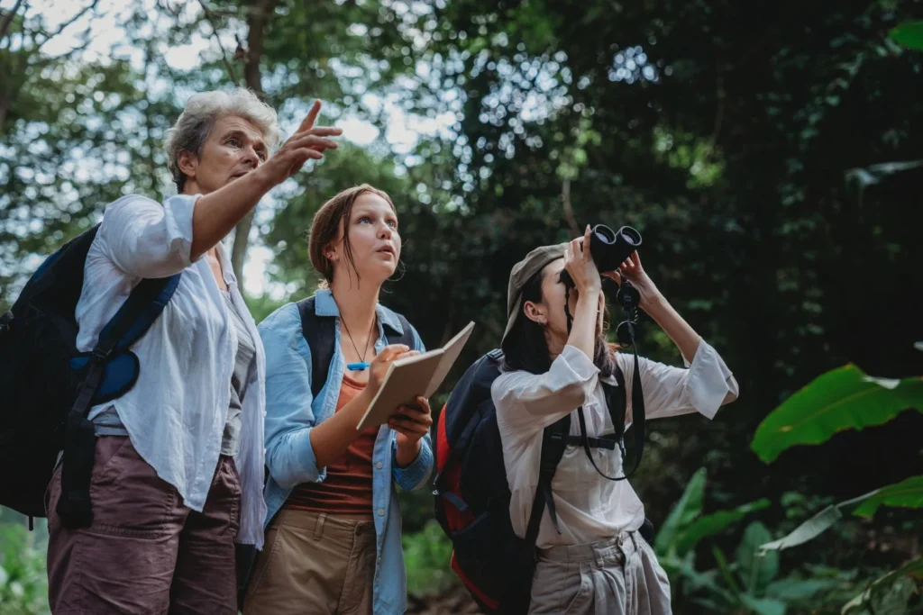 Grupo explorando la naturaleza en Turrialba, Costa Rica.