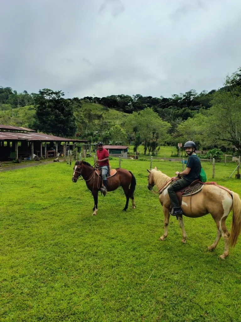 Paseo a caballo en Iriká Lodge, Turrialba, Costa Rica.