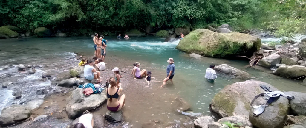 Visitantes disfrutando en un río cerca de Turrialba, Costa Rica