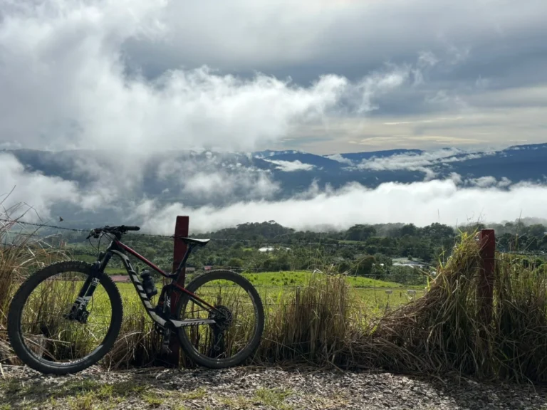 Bicicleta en paisaje montañoso en Turrialba, Costa Rica