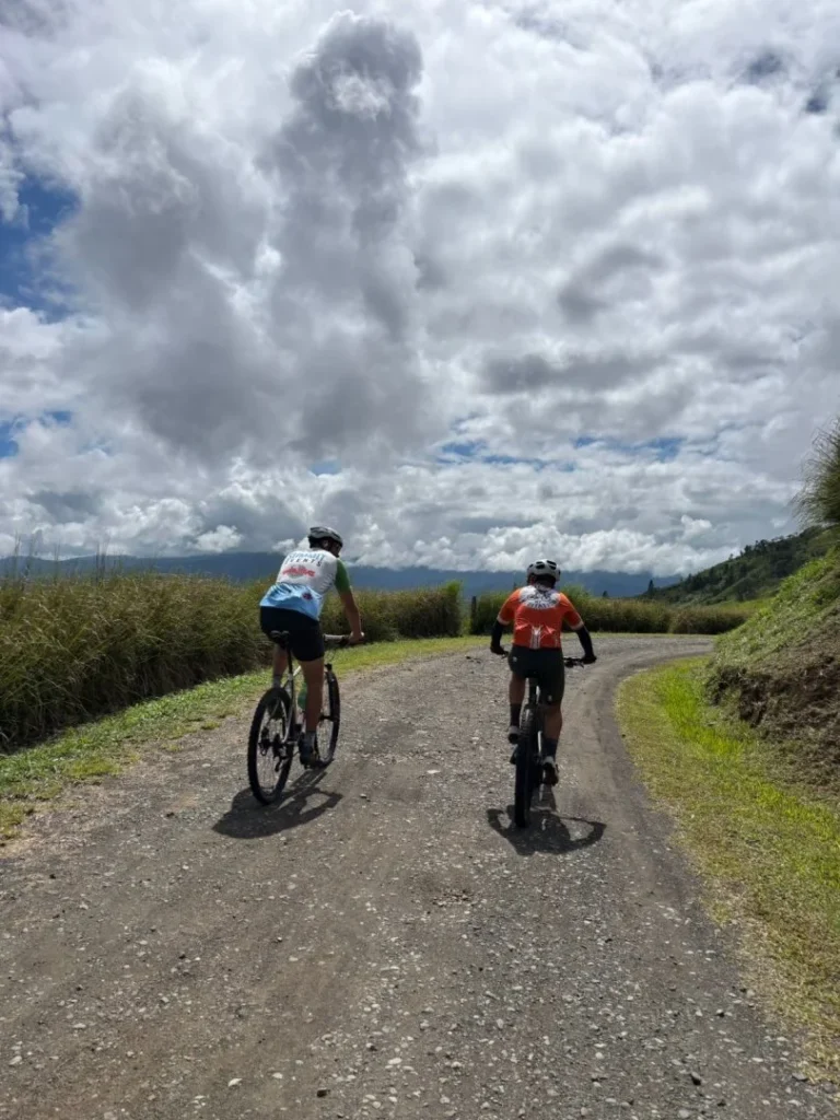 Ciclistas en camino rural cerca de Iriká Lodge, Turrialba, Costa Rica