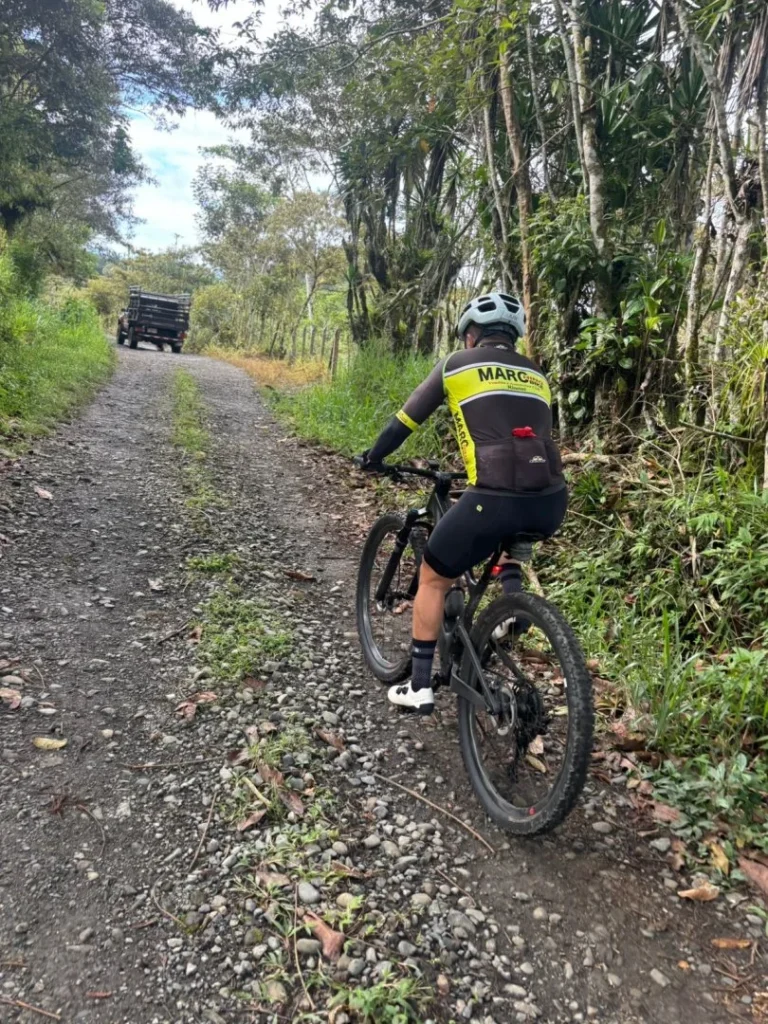 Ciclista en sendero cerca de Turrialba, Costa Rica, rodeado de naturaleza.