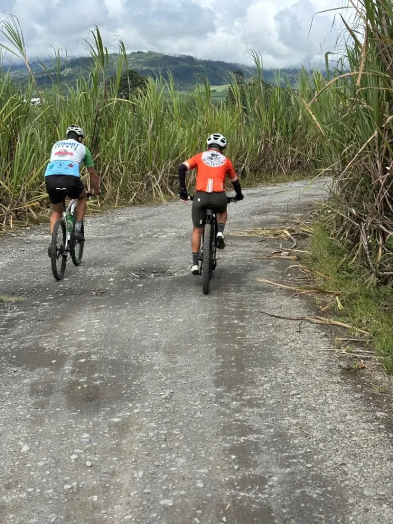 Ciclistas en camino rural en Turrialba, cerca de Iriká Lodge, Costa Rica.