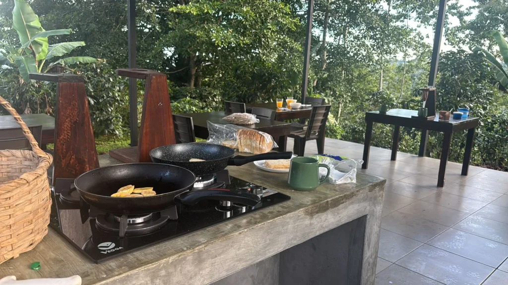 Desayuno al aire libre en lodge de Turrialba, Costa Rica.