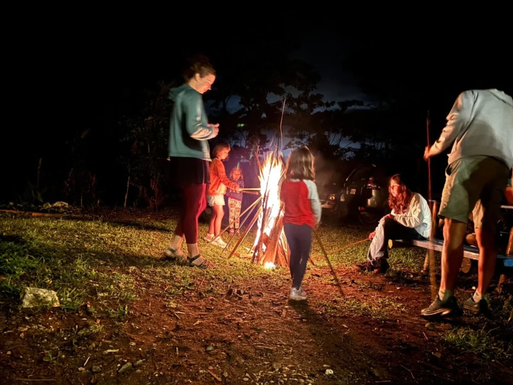 Grupo disfrutando fogata en Iriká Lodge, Turrialba, Costa Rica.