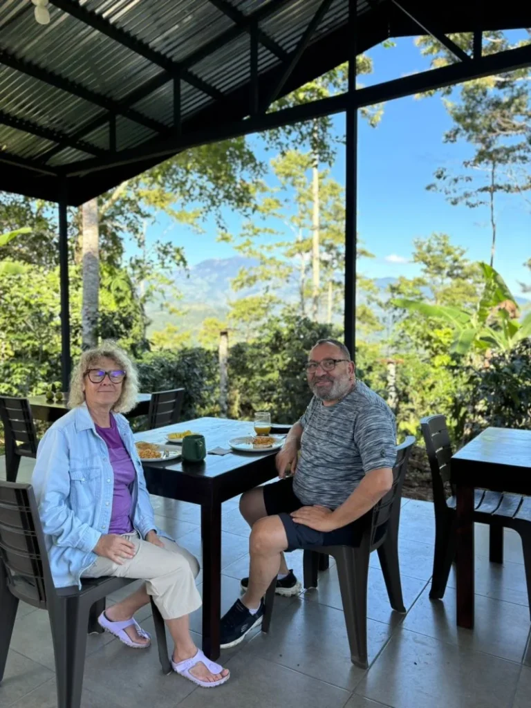 Pareja disfrutando en Iriká Lodge, Turrialba, Costa Rica.