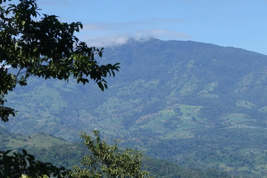 Vista del paisaje montañoso en Turrialba desde Iriká Lodge, Costa Rica.