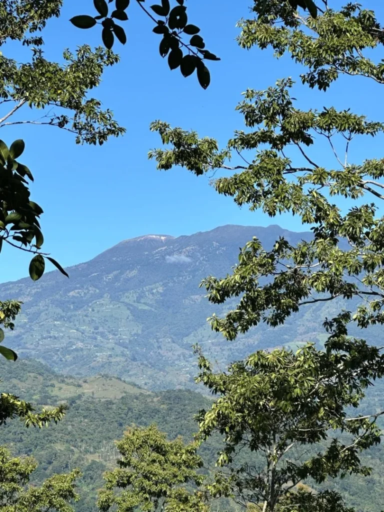 Vista del Volcán Turrialba desde Iriká Lodge en Costa Rica