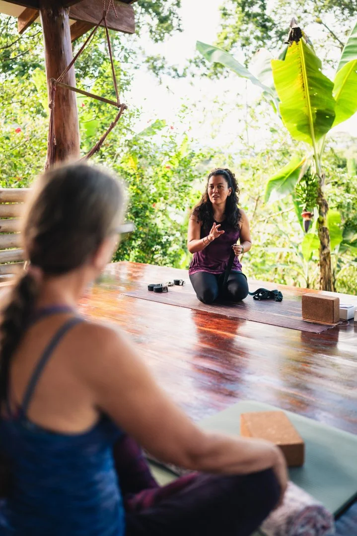 Clase de yoga privada en Iriká Lodge, Turrialba, Costa Rica.